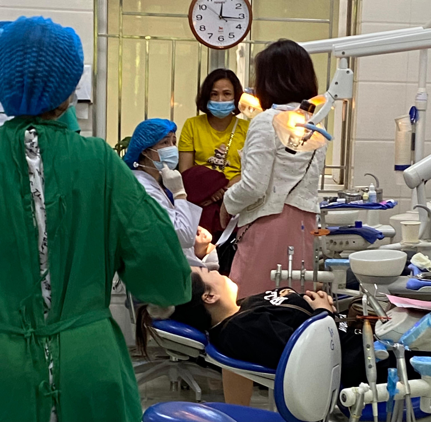 Người lớn chen ngang vào khám tại khoa Nhi, Bệnh viện Răng hàm mặt Trung ương. Ảnh: Quyền Thành Người lớn chen ngang vào khám tại khoa Nhi, Bệnh viện Răng hàm mặt Trung ương. Ảnh: Quyền Thành