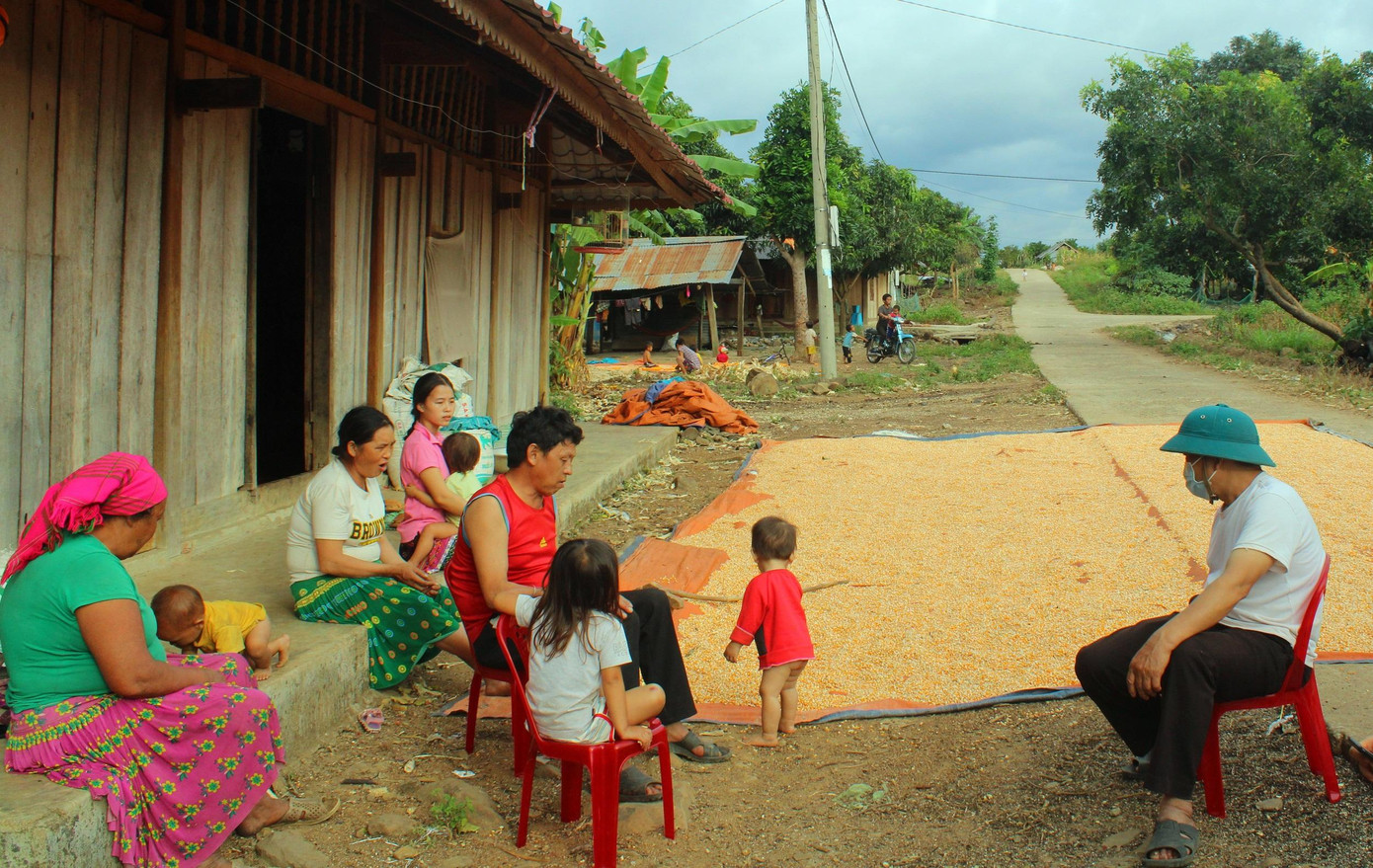 Ông Páo tuyên truyền cho các hộ dân người Mông về tình trạng tảo hôn