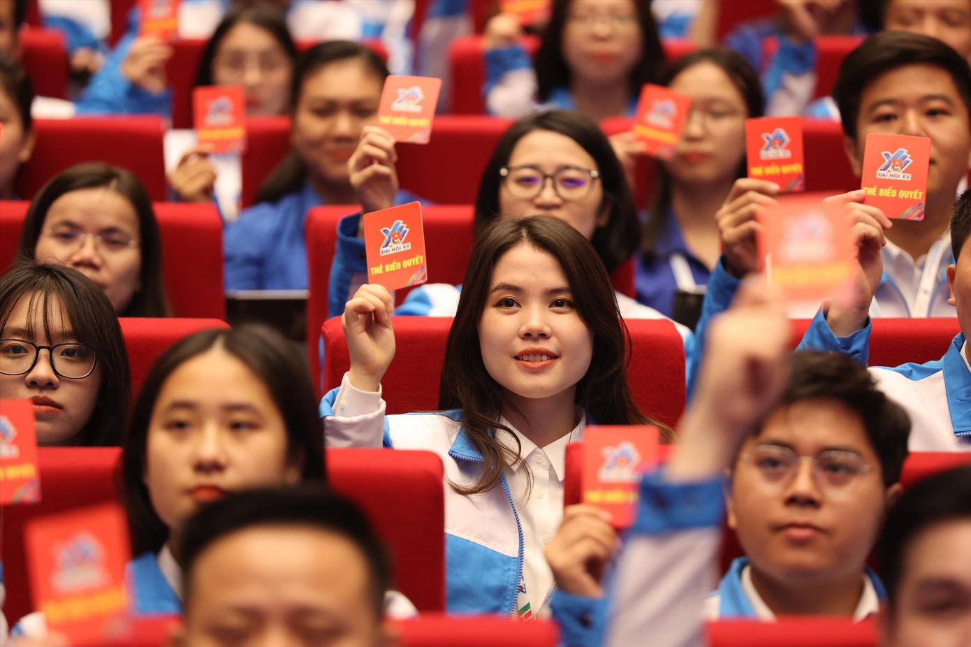 Các đại biểu biểu quyết thông qua Chương trình Đại hội. ẢNH: NHƯ Ý