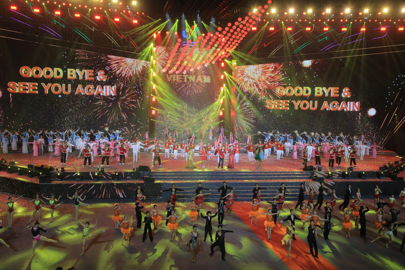 Liên khúc Việt Nam trẻ trung năng động kết thúc lễ bế mạc SEA Games 31. Ảnh: Trọng Tài