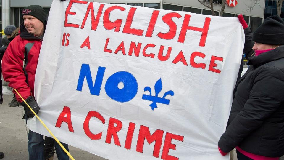 Một biển báo biểu tình của người dân: “Tiếng Anh là một ngôn ngữ, không phải tội ác”