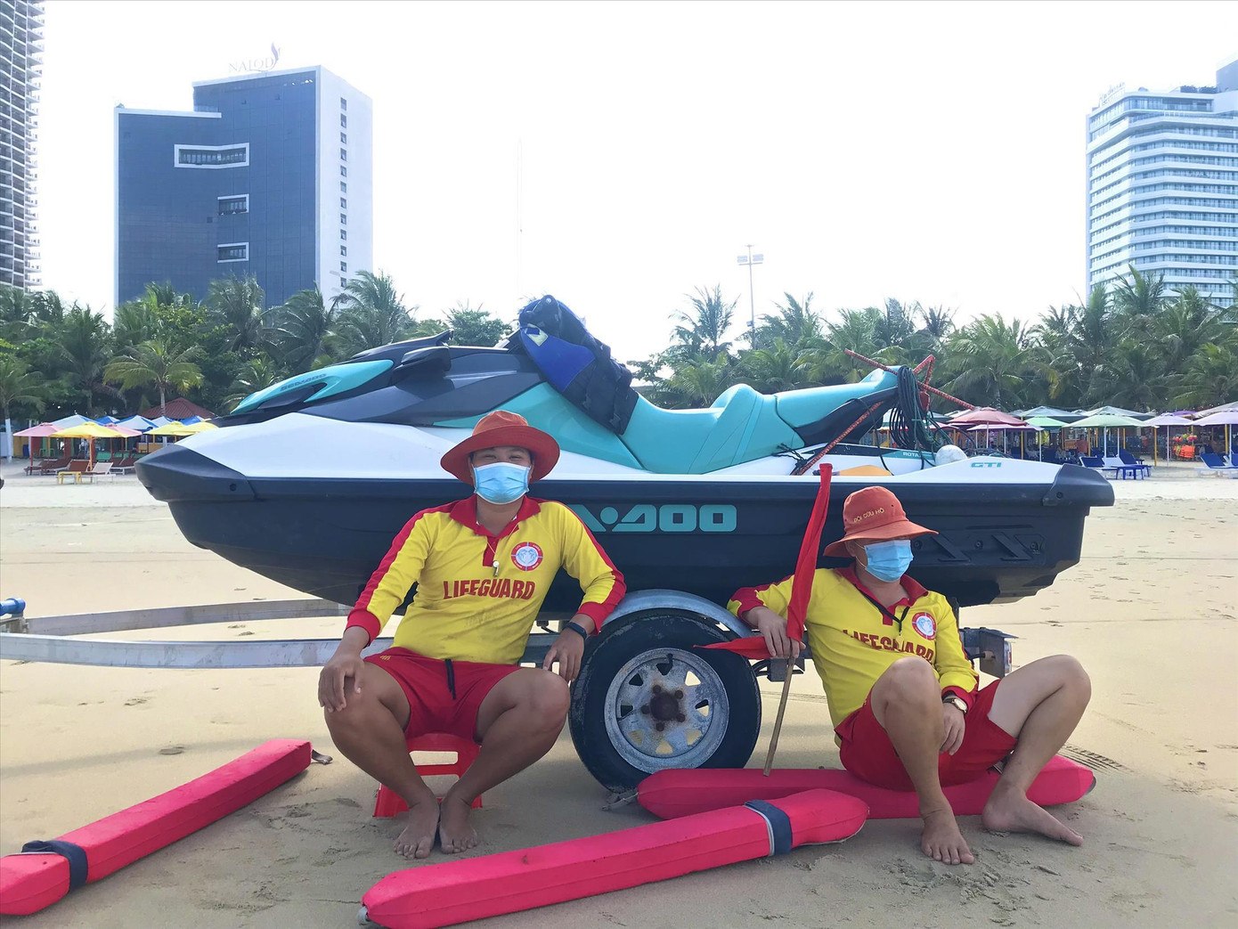 Đội nắng túc trực để sẵn sàng lao xuống nước cứu hộ. Ảnh: Nguyễn Nhung