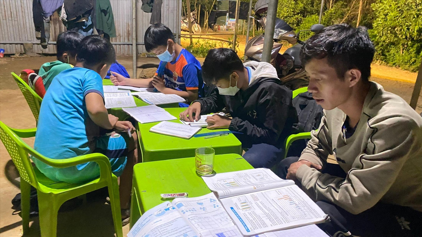 Cứ đêm đến anh Trương Công Triết (31 tuổi, ở xã Bình Phú, huyện Thăng Bình, Quảng Nam) lại trở thành một người thầy tận tâm với các em nhỏ. Ảnh: Loan Nguyễn Cứ đêm đến anh Trương Công Triết (31 tuổi, ở xã Bình Phú, huyện Thăng Bình, Quảng Nam) lại trở thành một người thầy tận tâm với các em nhỏ. Ảnh: Loan Nguyễn