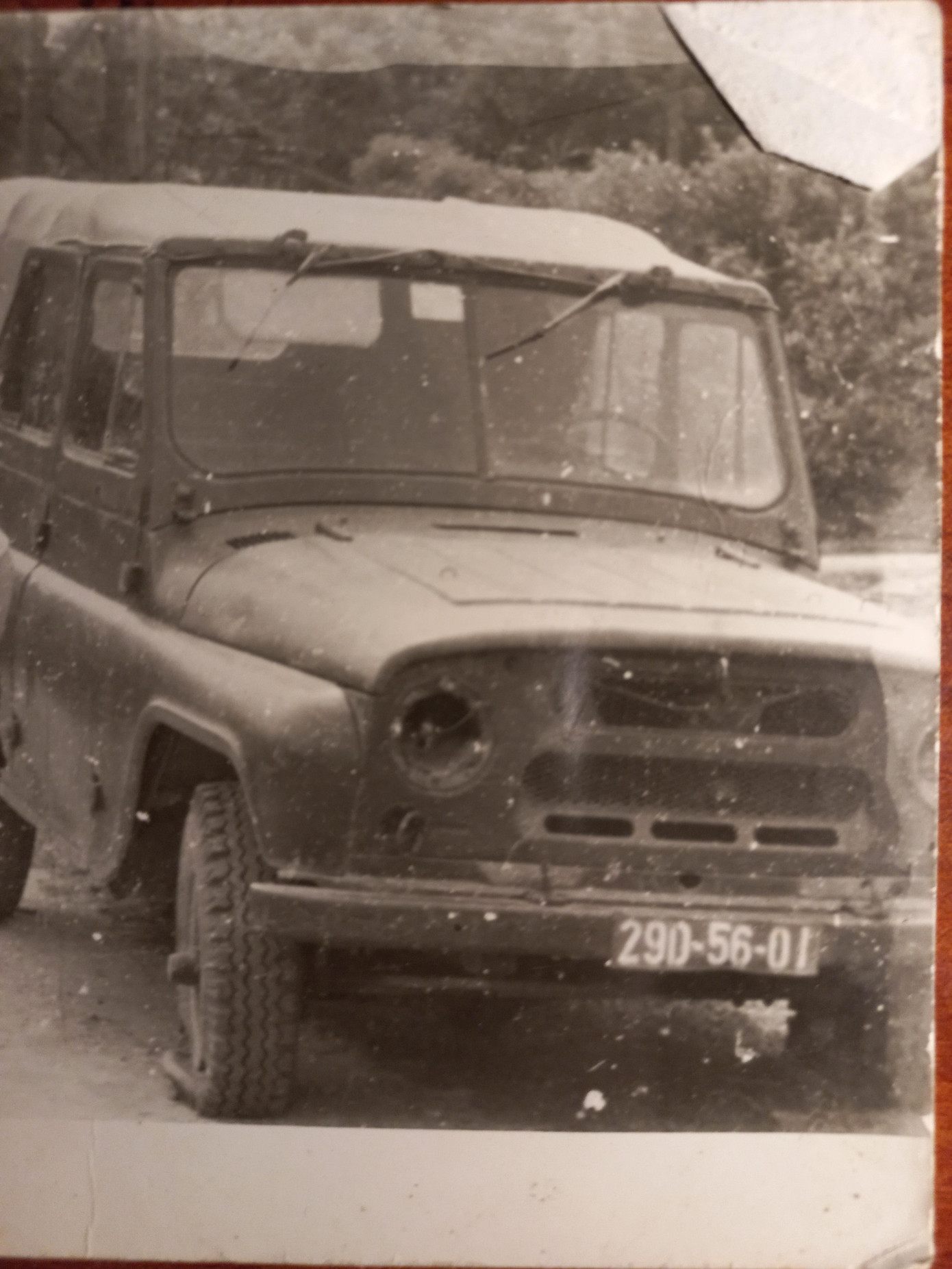 Ô tô của báo Tiền Phong bị đập phá