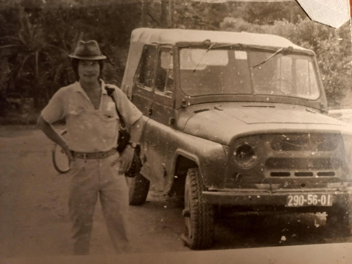 Tác giả bài viết bên chiếc xe U-oát của cơ quan