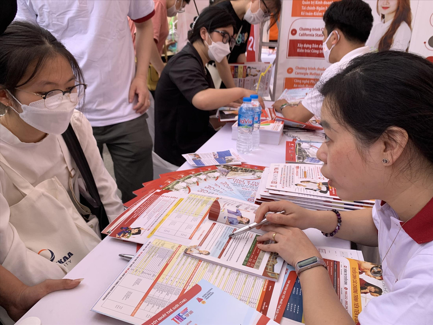 Thí sinh cần cân nhắc kỹ khi đặt nguyện vọng xét tuyển. Ảnh: Nghiêm Huê Thí sinh cần cân nhắc kỹ khi đặt nguyện vọng xét tuyển. Ảnh: Nghiêm Huê