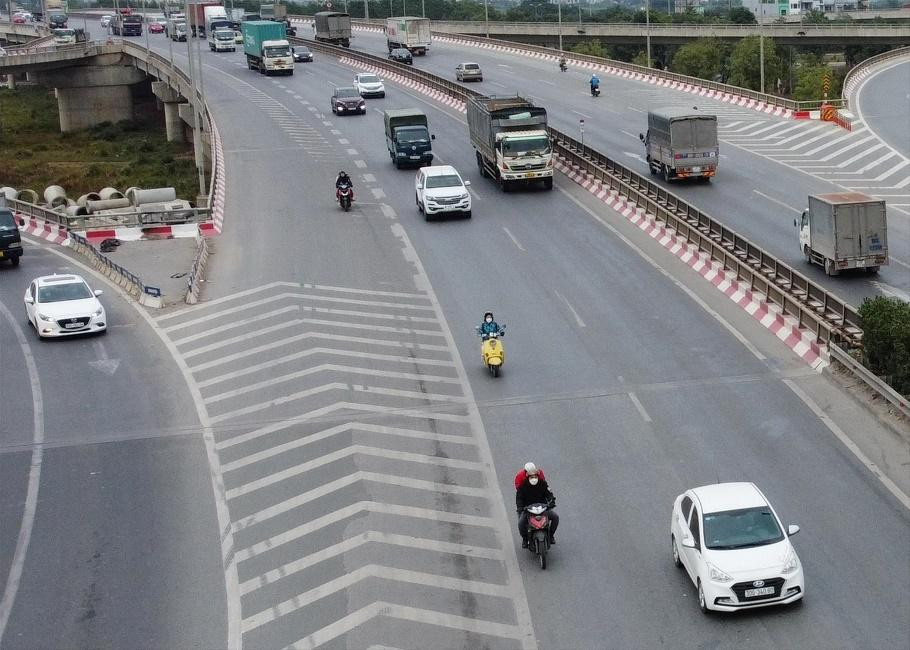 Xe máy và cả ô tô thường xuyên đi vào vạch xương cá vì không còn phù hợp với tình hình giao thông mới nhưng lại không được điều chỉnh tại cầu Thanh Trì và đường Vành đai 3