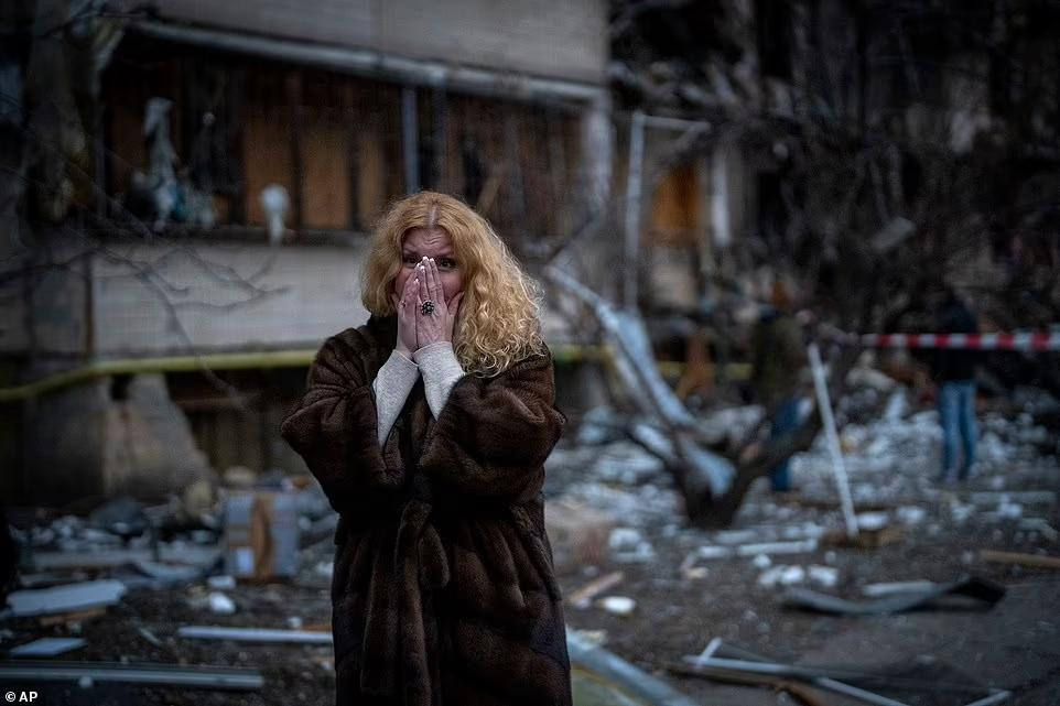 Bà Natali Sevriukova, một cư dân thủ đô Kiev của Ukraine, òa khóc sau khi căn hộ của mình đổ nát vì giao tranh sáng 25/2. Ảnh: AP