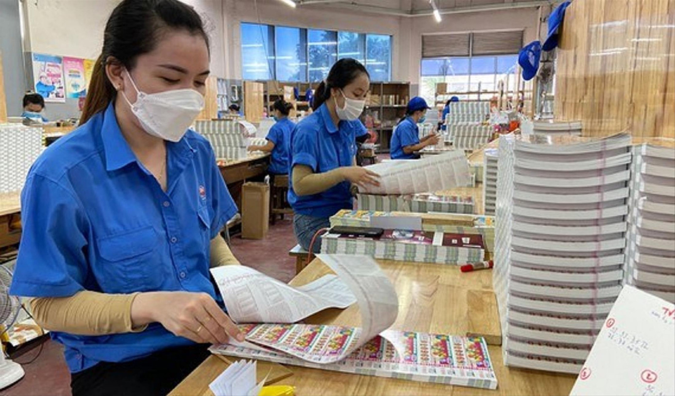 Công nhân mong sớm được hỗ trợ tiền thuê nhà trọ (ảnh sản xuất tại Công ty In số 7, quận Bình Tân). Ảnh: U.P Công nhân mong sớm được hỗ trợ tiền thuê nhà trọ (ảnh sản xuất tại Công ty In số 7, quận Bình Tân). Ảnh: U.P