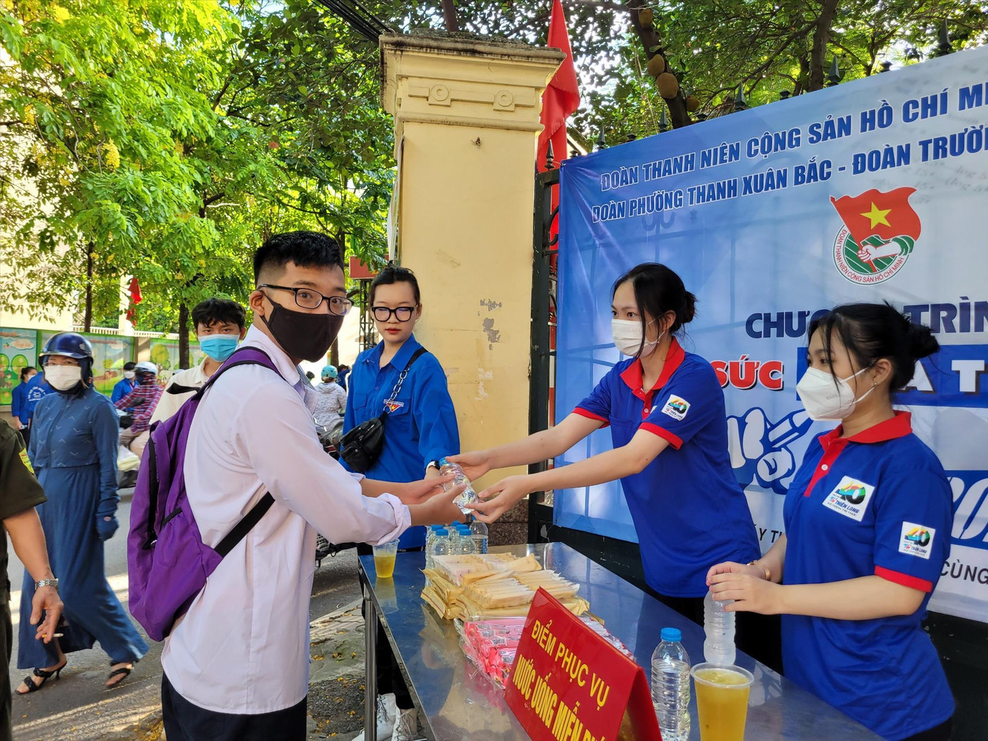 Một hình ảnh đẹp trong kỳ thi tuyển sinh lớp 10 Hà Nội. Ảnh: Trọng Tài Một hình ảnh đẹp trong kỳ thi tuyển sinh lớp 10 Hà Nội. Ảnh: Trọng Tài