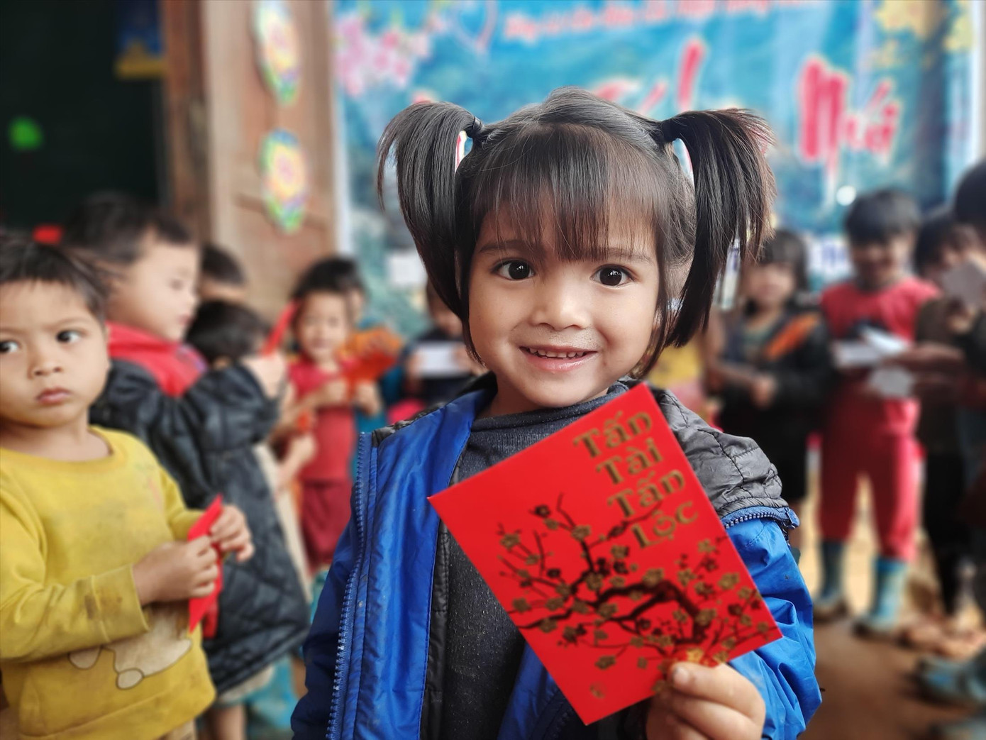 Nụ cười tươi rói của các học sinh điểm trường Tăk Pổ (xã Trà Tập, huyện Nam Trà My, Quảng Nam) khi nhận bánh chưng và phong bao lì xì Nụ cười tươi rói của các học sinh điểm trường Tăk Pổ (xã Trà Tập, huyện Nam Trà My, Quảng Nam) khi nhận bánh chưng và phong bao lì xì