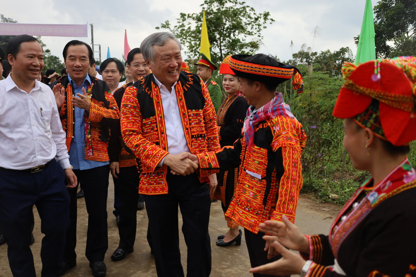 Ông Nguyễn Hòa Bình, Ủy viên Bộ Chính trị, Chánh án TAND tối cao vui ngày hội Đại đoàn kết với người dân Mẫu Sơn. Ảnh: Duy Chiến Ông Nguyễn Hòa Bình, Ủy viên Bộ Chính trị, Chánh án TAND tối cao vui ngày hội Đại đoàn kết với người dân Mẫu Sơn. Ảnh: Duy Chiến