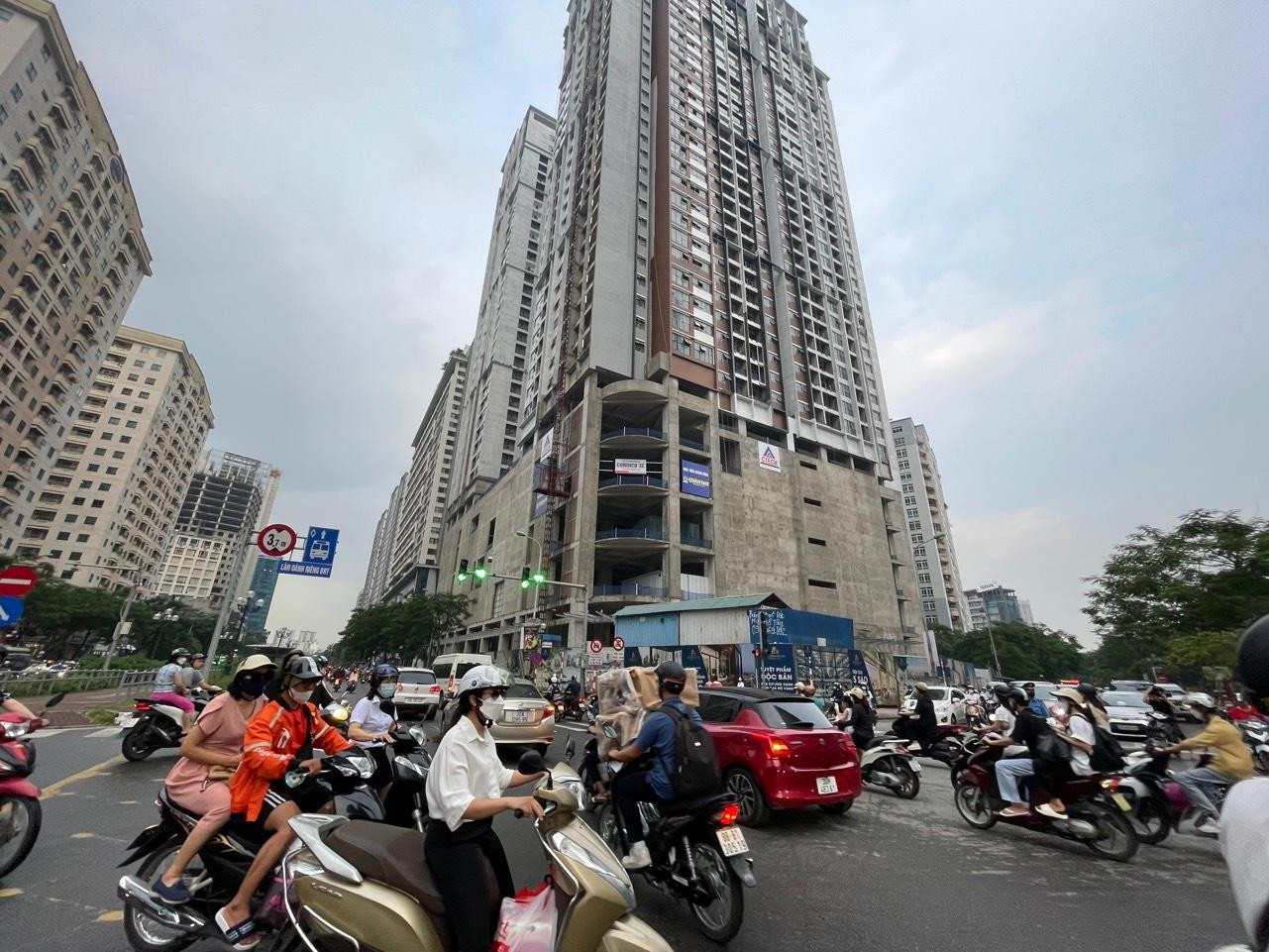 Nhiều chung cư trên đường Lê Văn Lương (Hà Nội) phá vỡ quy hoạch. Ảnh: Như Ý