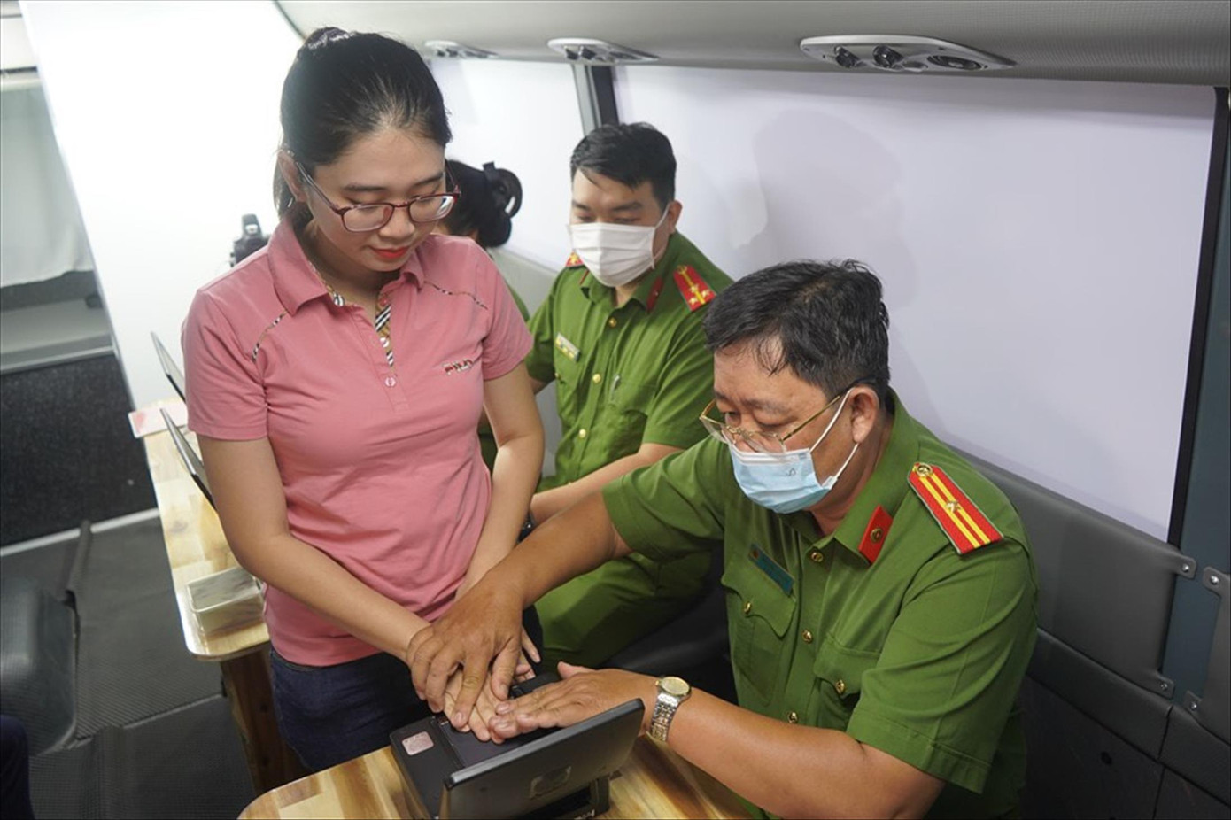 Người dân TPHCM làm CCCD ở xe lưu động. Ảnh: Hữu Huy Người dân TPHCM làm CCCD ở xe lưu động. Ảnh: Hữu Huy