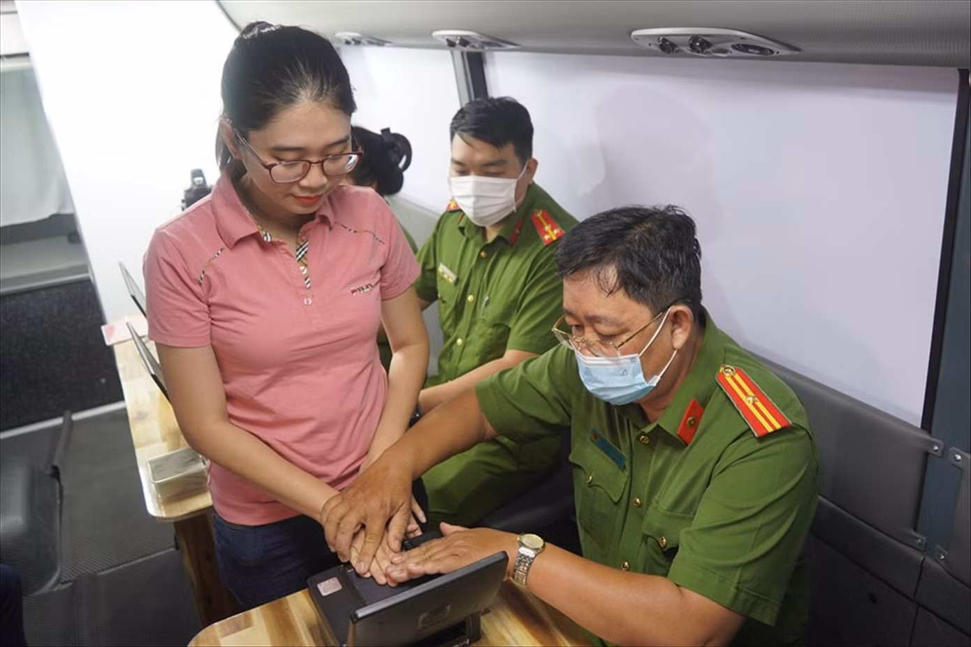 Người dân TPHCM làm CCCD ở xe lưu động. Ảnh: Hữu Huy