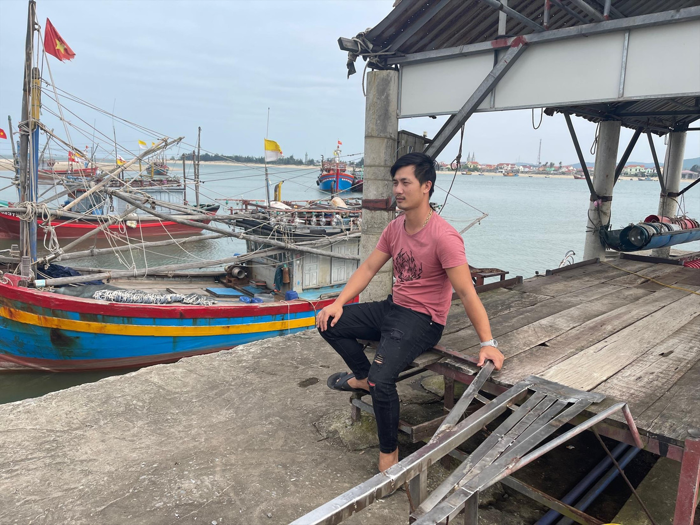 Phó Giám đốc Nguyễn Tô My ngồi thẫn thờ trên cầu cảng cung cấp đá lạnh của mình