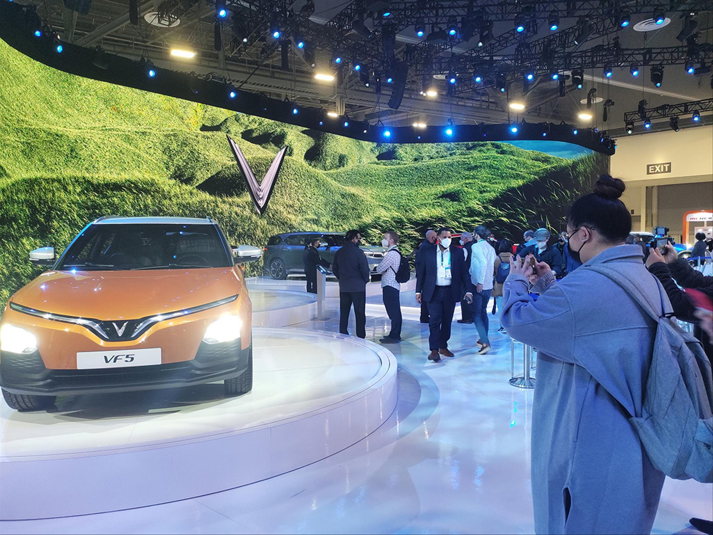 Khách hàng thế giới khám phá các mẫu xe điện của VinFast