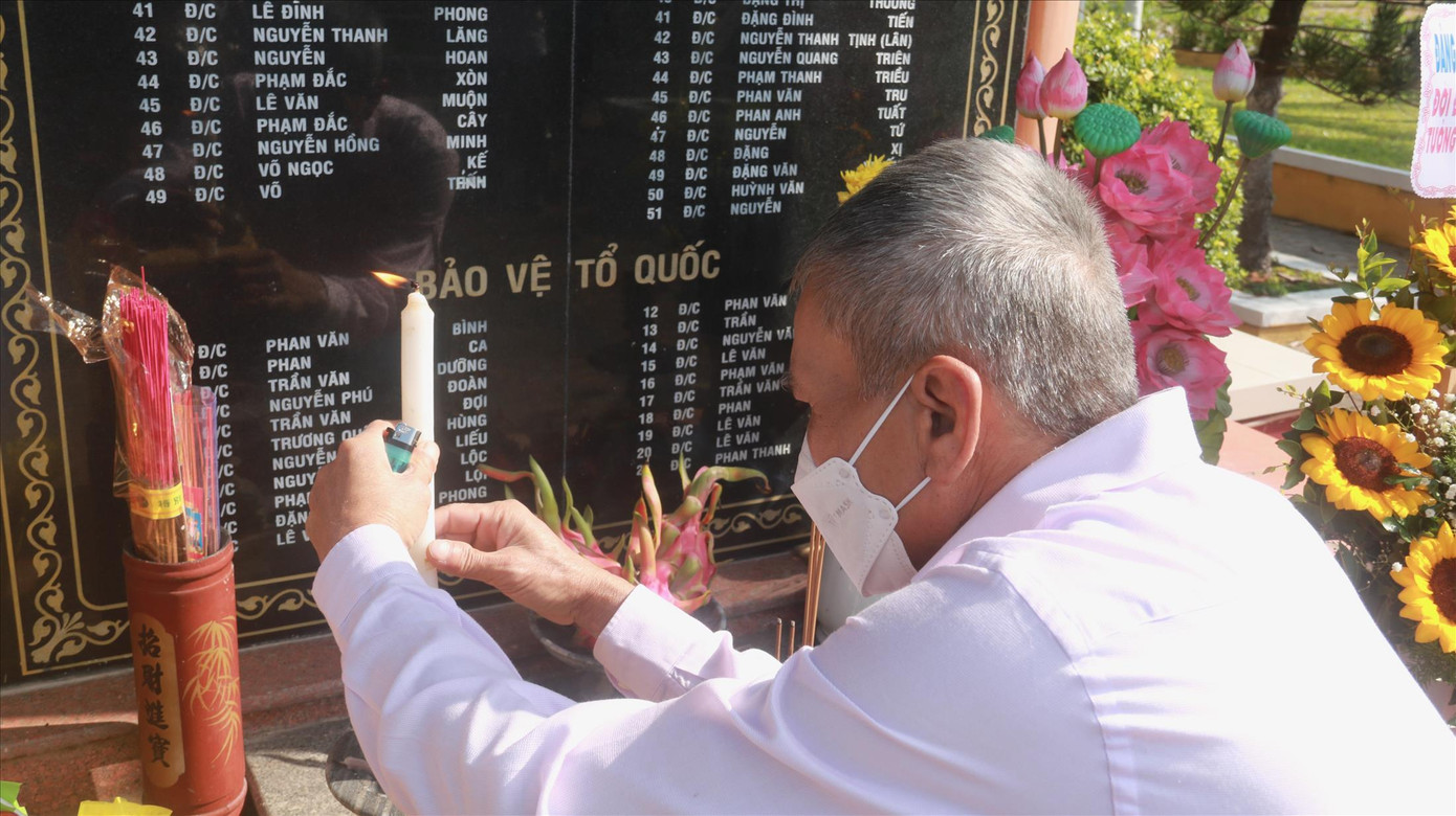 Bia vàng ghi tên những liệt sĩ Gạc Ma hy sinh bảo vệ chủ quyền Tổ quốc ở đình làng Nại Nam Bia vàng ghi tên những liệt sĩ Gạc Ma hy sinh bảo vệ chủ quyền Tổ quốc ở đình làng Nại Nam