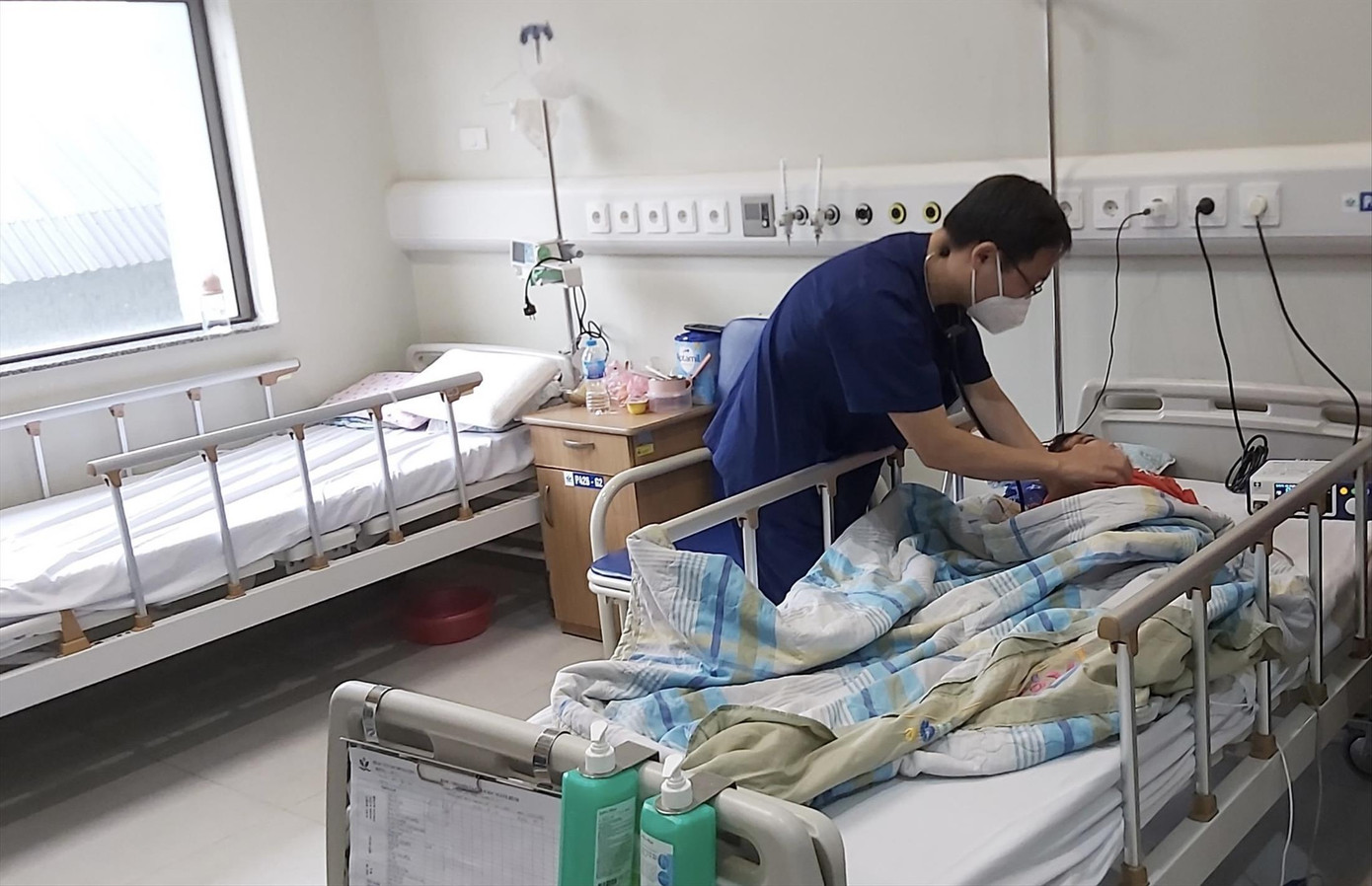 Chăm sóc bệnh nhi mắc COVID-19 tại Bệnh viện Nhi T.Ư