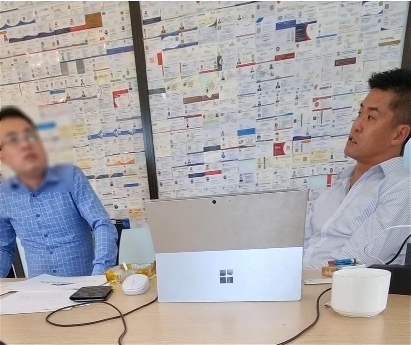 Lãnh đạo Công ty TNHH Aga Support khoe tấm bảng kín đặc thông tin hàng trăm DN Việt đang là "đối tác"