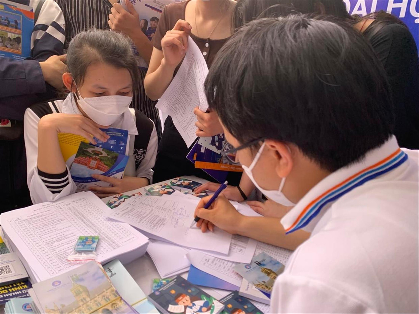 Thí sinh tham gia tư vấn tuyển sinh. Ảnh: Nghiêm Huê Thí sinh tham gia tư vấn tuyển sinh. Ảnh: Nghiêm Huê