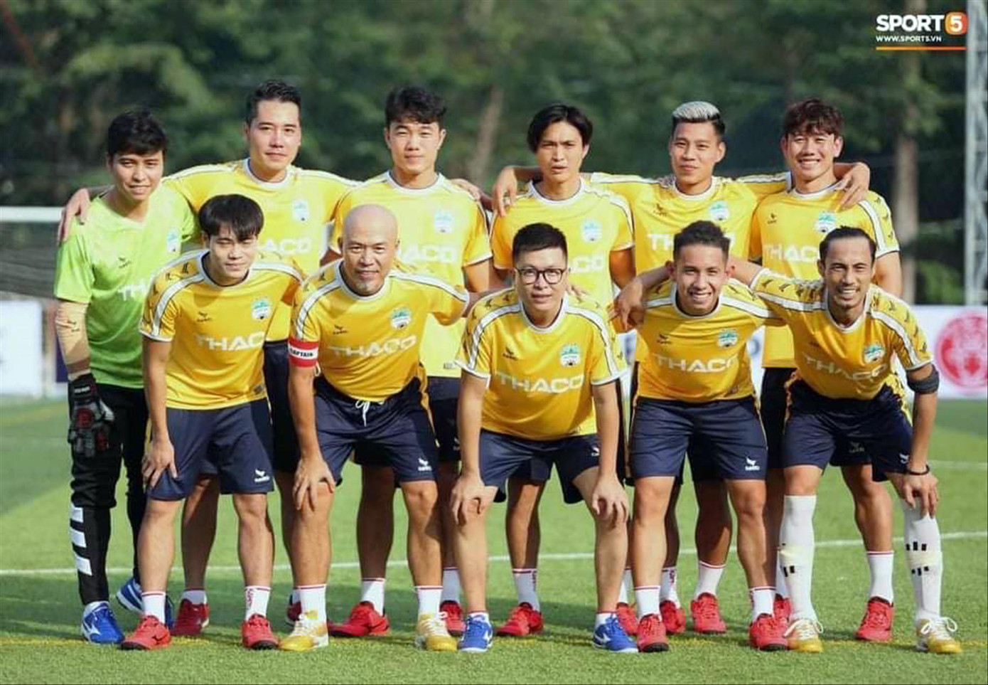 Nhạc sĩ Huy Tuấn (hàng đầu thứ hai từ trái sang) trong vai trò cầu thủ bóng đá. Ảnh: NVCC