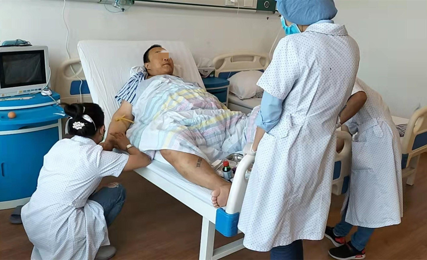 Các bác sĩ cấp cứu cho Li Ya Các bác sĩ cấp cứu cho Li Ya