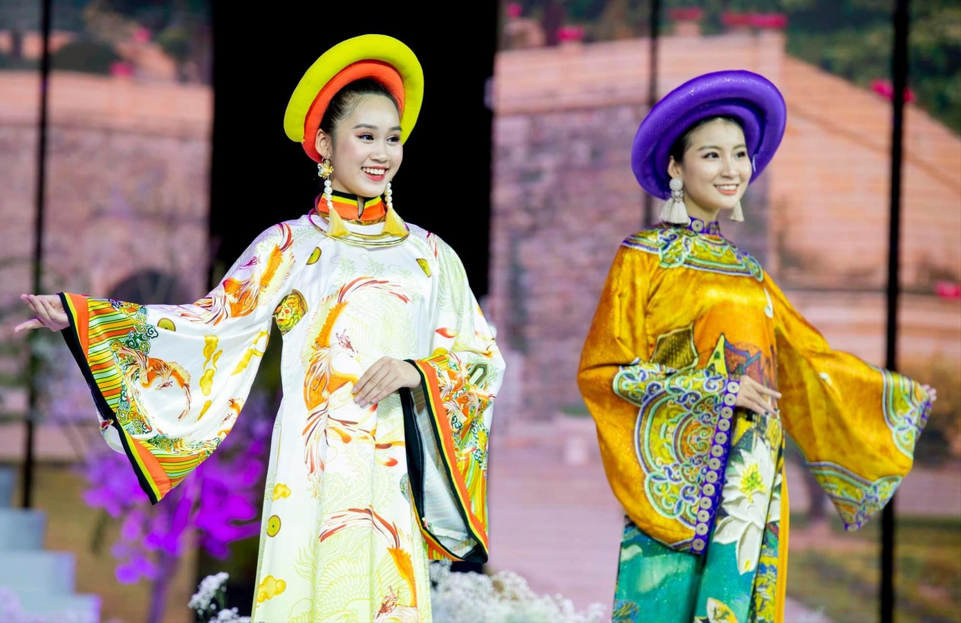 Các nghệ sỹ giới thiệu áo dài trên sân khấu Các nghệ sỹ giới thiệu áo dài trên sân khấu