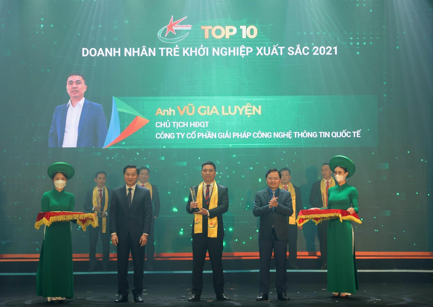 CEO Vũ Gia Luyện (Cty ITS) nhận giải thưởng Top 10 Doanh nhân trẻ khởi nghiệp xuất sắc 2021. Ảnh: NVCC CEO Vũ Gia Luyện (Cty ITS) nhận giải thưởng Top 10 Doanh nhân trẻ khởi nghiệp xuất sắc 2021. Ảnh: NVCC