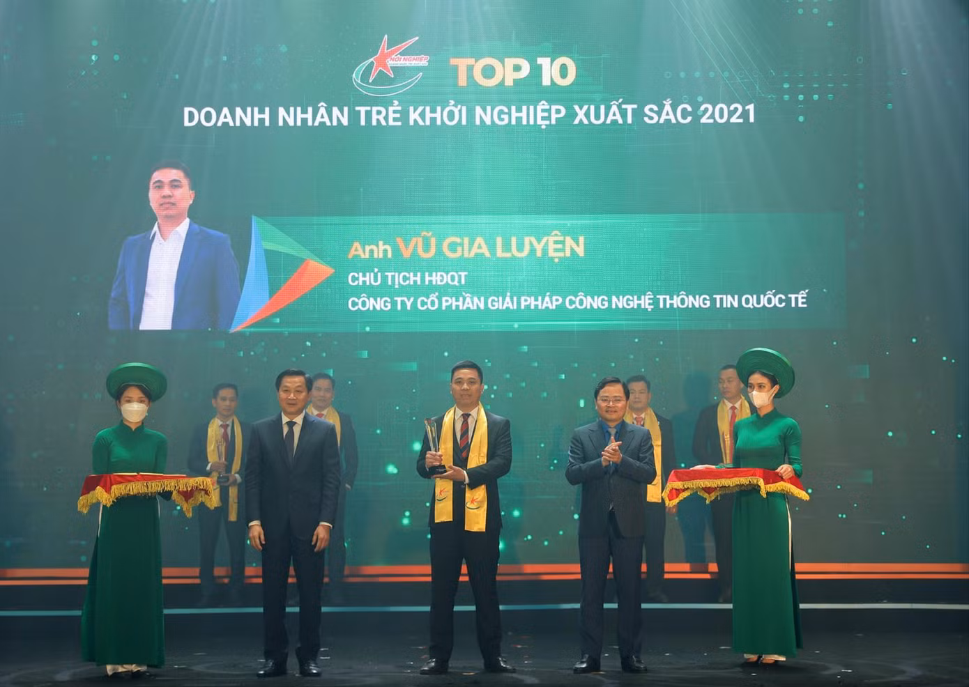 CEO Vũ Gia Luyện (Cty ITS) nhận giải thưởng Top 10 Doanh nhân trẻ khởi nghiệp xuất sắc 2021. Ảnh: NVCC