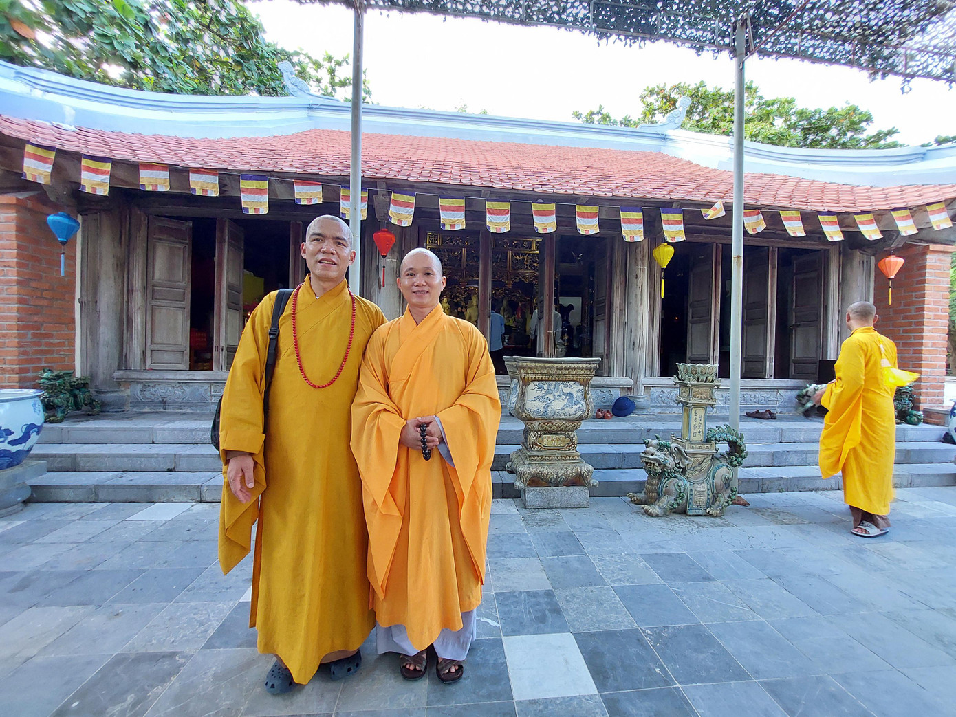 Vị sư trẻ trụ trì chùa Trường Sa Lớn Thích Nhuận Đạt (bên phải) đã 10 năm ở Trường Sa. Ảnh: Trần Tuấn Vị sư trẻ trụ trì chùa Trường Sa Lớn Thích Nhuận Đạt (bên phải) đã 10 năm ở Trường Sa. Ảnh: Trần Tuấn