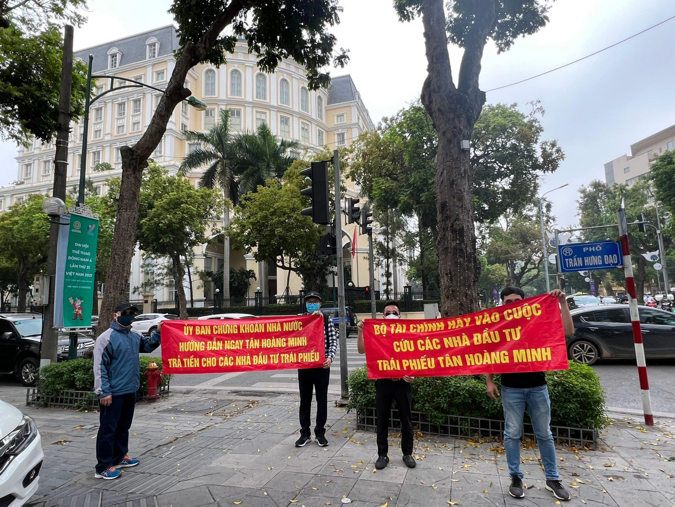 Nhà đầu tư trái phiếu căng băng rôn cầu cứu Nhà đầu tư trái phiếu căng băng rôn cầu cứu