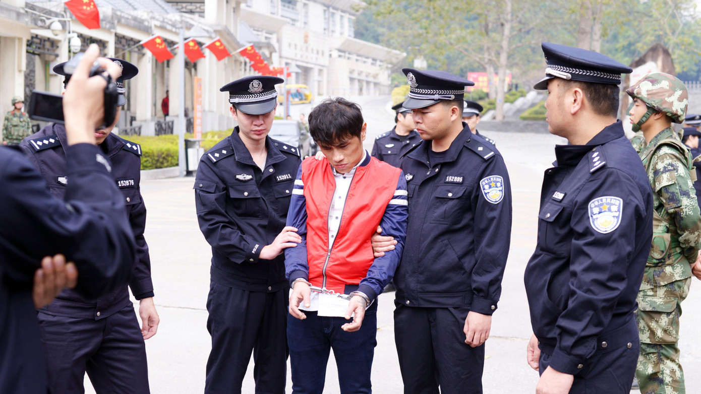 Một đối tượng trong đường dây đánh bạc, cá độ xuyên quốc gia bị triệt xóa ở Hải Phòng được bàn giao cho Công an Trung Quốc xử lý. Ảnh: CAHP