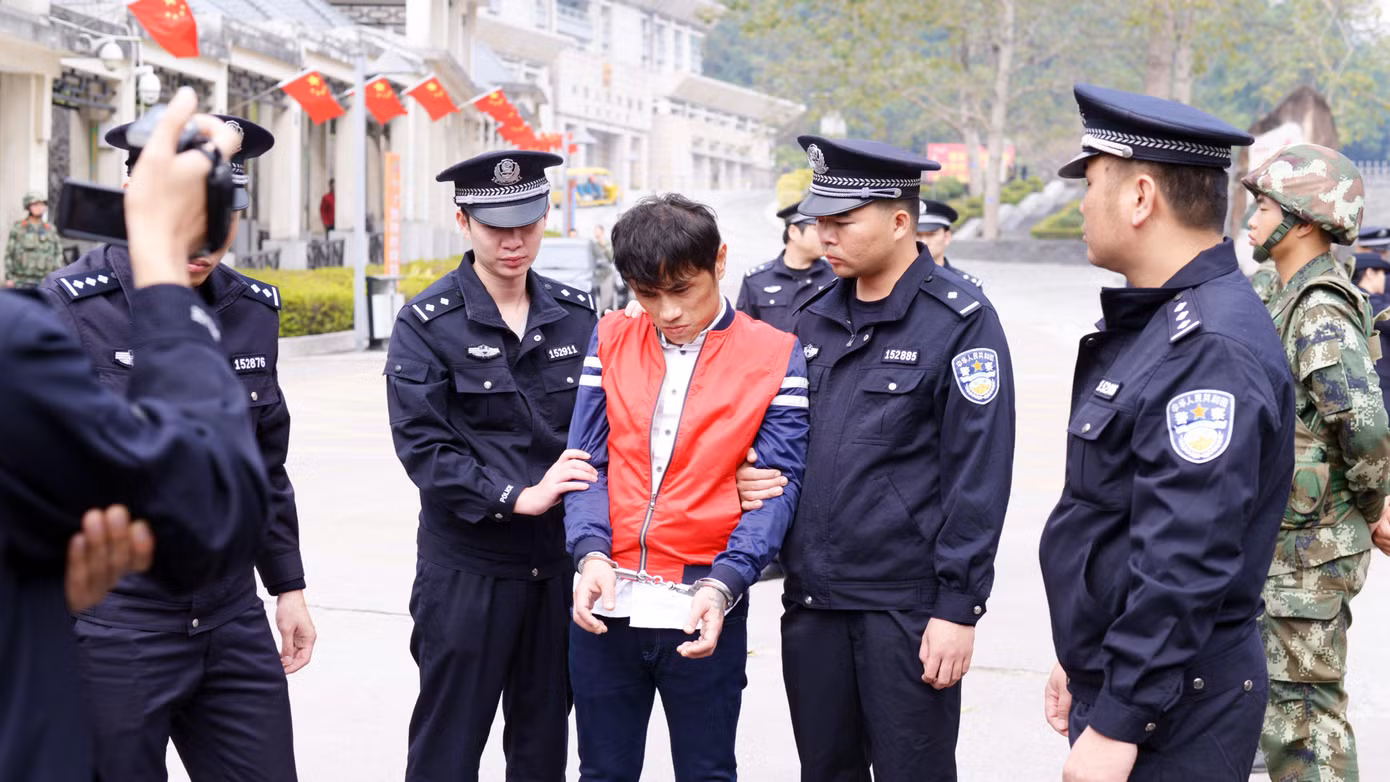 Một đối tượng trong đường dây đánh bạc, cá độ xuyên quốc gia bị triệt xóa ở Hải Phòng được bàn giao cho Công an Trung Quốc xử lý. Ảnh: CAHP Một đối tượng trong đường dây đánh bạc, cá độ xuyên quốc gia bị triệt xóa ở Hải Phòng được bàn giao cho Công an Trung Quốc xử lý. Ảnh: CAHP