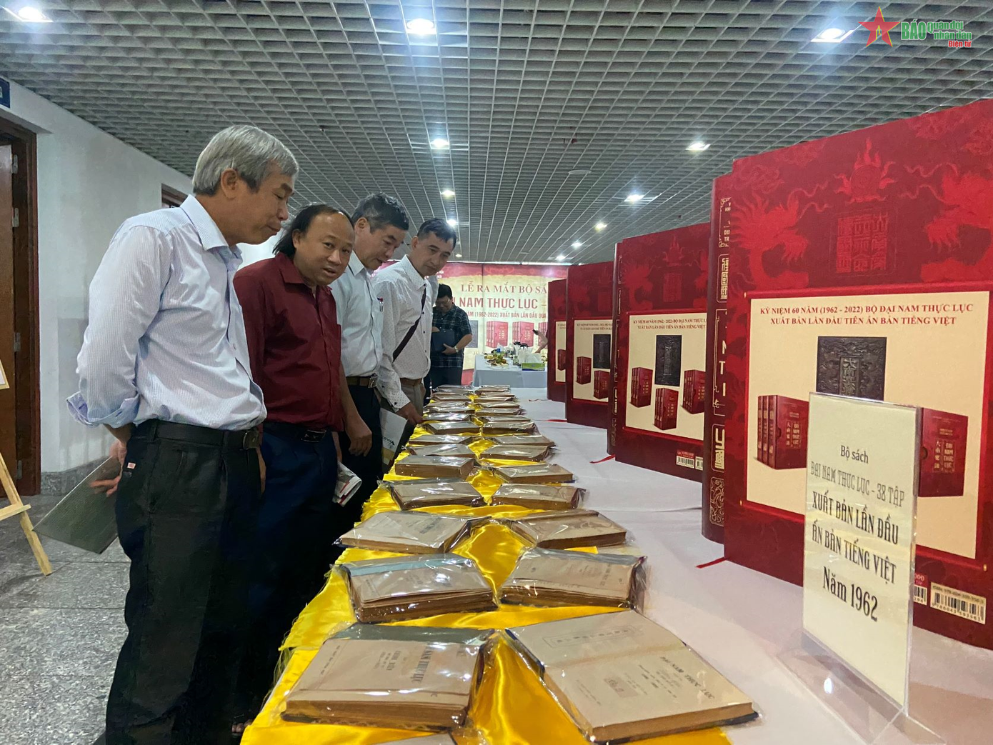 Trưng bày các ấn bản Đại Nam thực lục bằng tiếng Việt xuất bản năm 1962