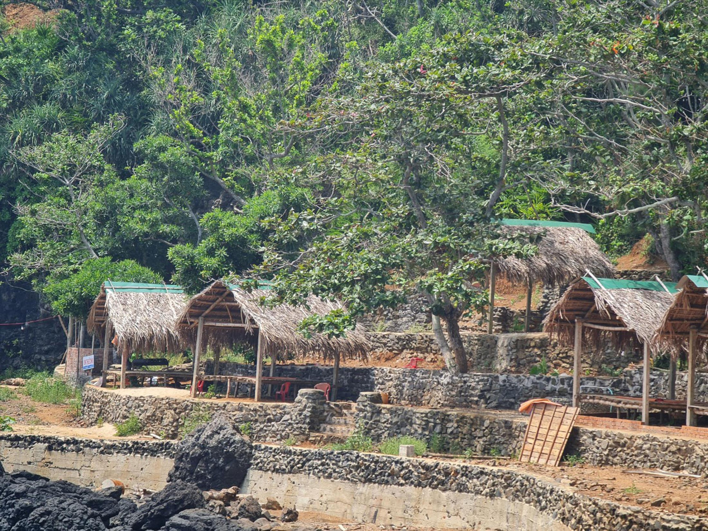 Hàng quán mọc lên bên thềm trầm tích núi lửa. Ảnh: Nguyễn Ngọc