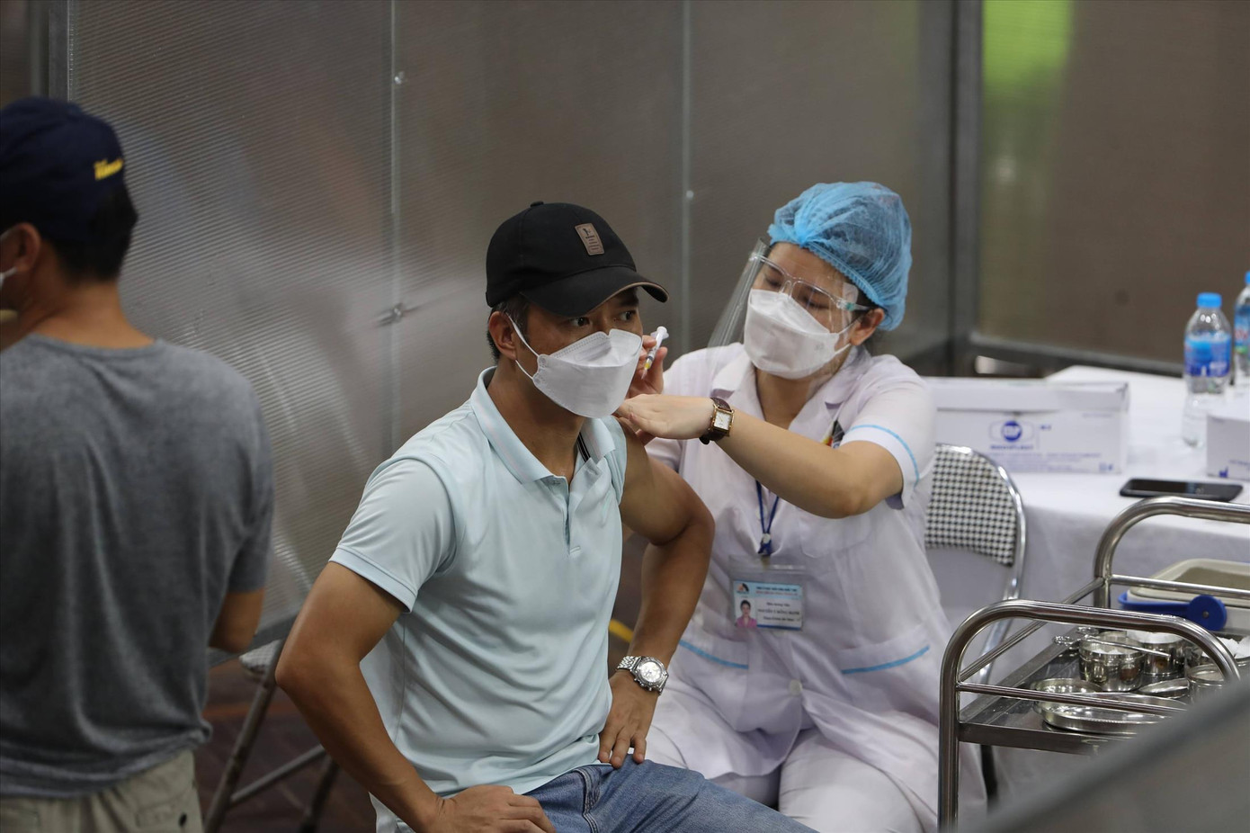 Quyền Bộ trưởng Bộ Y tế yêu cầu đẩy mạnh tiêm vắc xin phòng COVID-19. Ảnh: Hoàng Mạnh Thắng