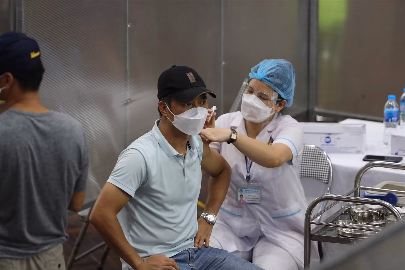 Quyền Bộ trưởng Bộ Y tế yêu cầu đẩy mạnh tiêm vắc xin phòng COVID-19. Ảnh: Hoàng Mạnh Thắng
