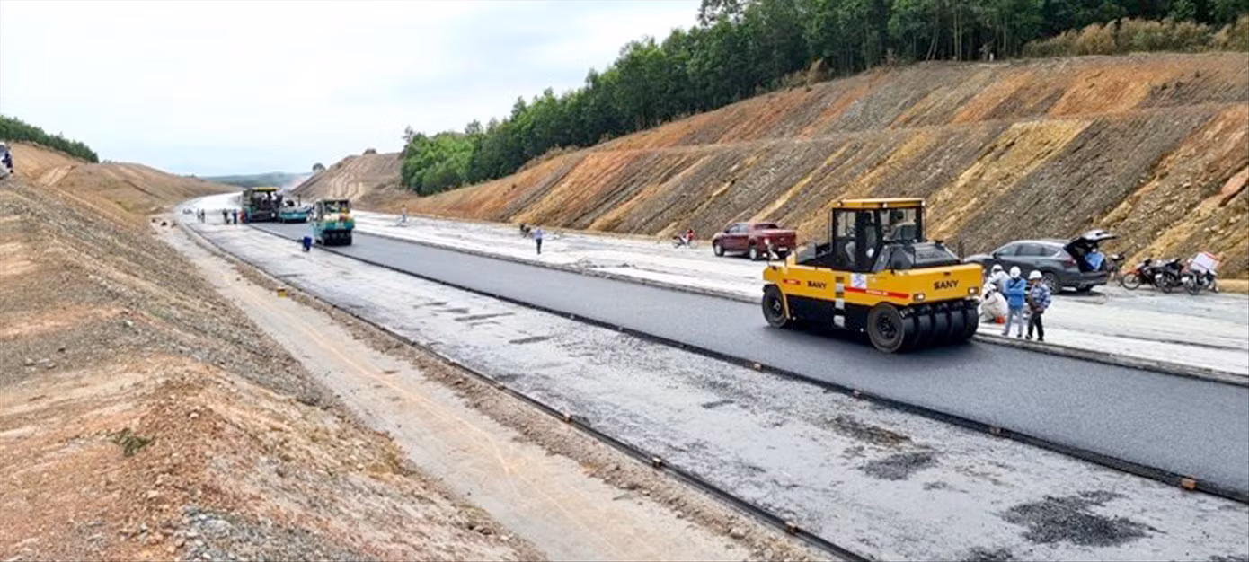 Khởi công từ tháng 9/2020, tới nay đoạn cao tốc Phan Thiết – Dầu Giây mới đạt 45% khối lượng dù chỉ còn 6 tháng phải hoàn thành. Ảnh: PMUTL Khởi công từ tháng 9/2020, tới nay đoạn cao tốc Phan Thiết – Dầu Giây mới đạt 45% khối lượng dù chỉ còn 6 tháng phải hoàn thành. Ảnh: PMUTL
