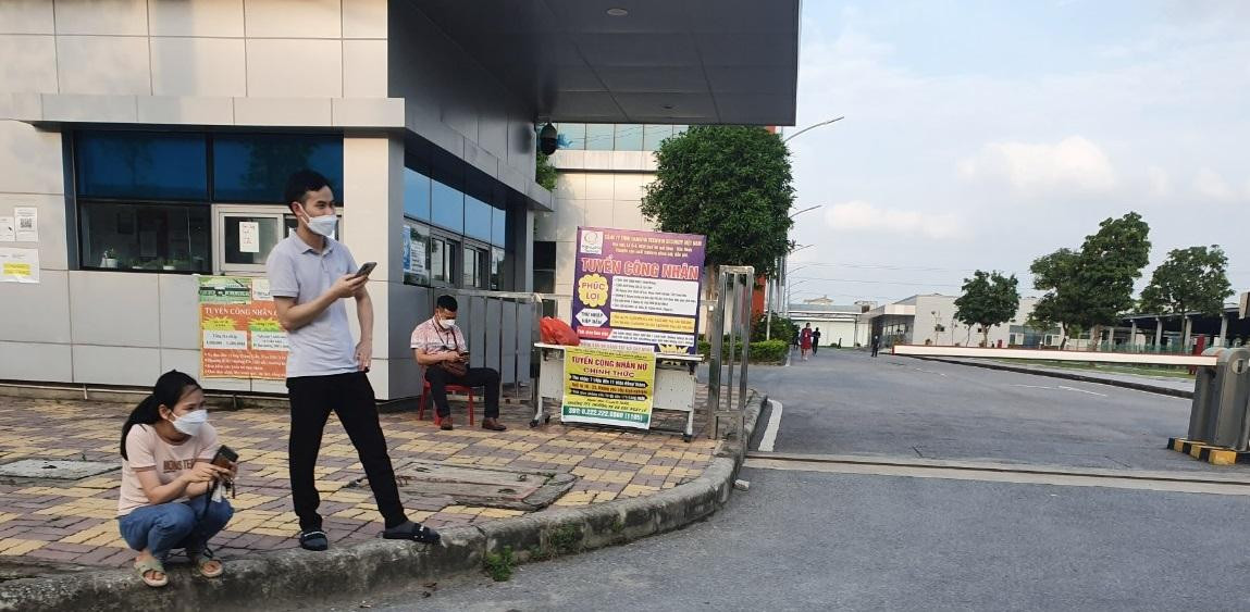 Các công ty đăng tuyển dụng công nhân tại khu công nghiệp. Trên bảng tuyển dụng ghi rõ không tuyển lao động nhiều tuổi