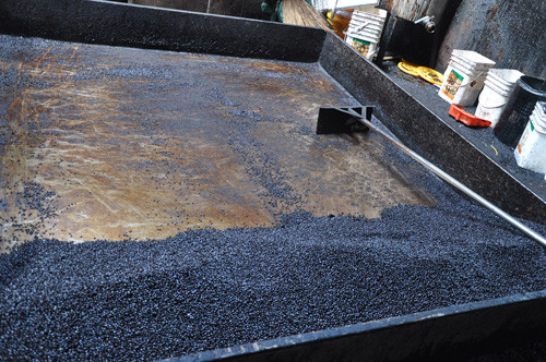 Đậu nành rang cháy đen sẽ sinh ra độc chất gây hại