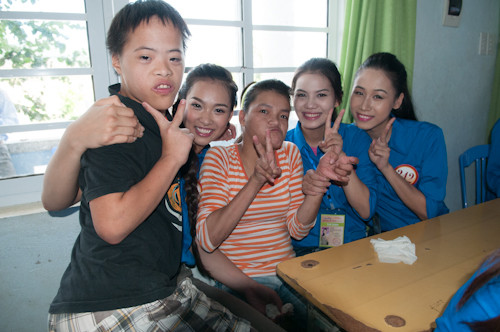 Các thí sinh bên các em nạn nhân chất độc da cam.