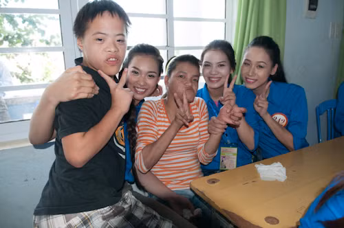 Các thí sinh bên các em nạn nhân chất độc da cam.