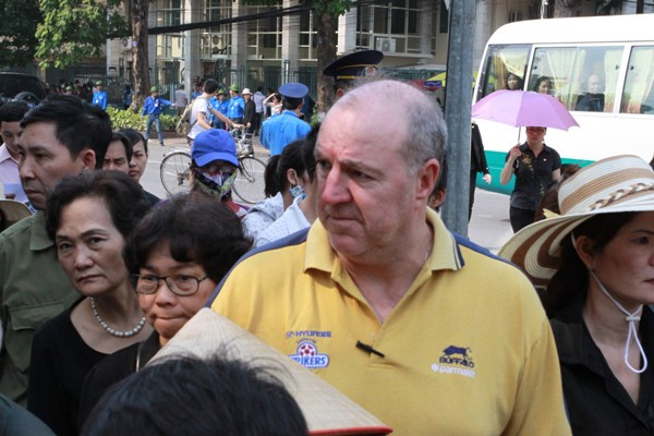 Người nước ngoài cũng chen chân đi viếng