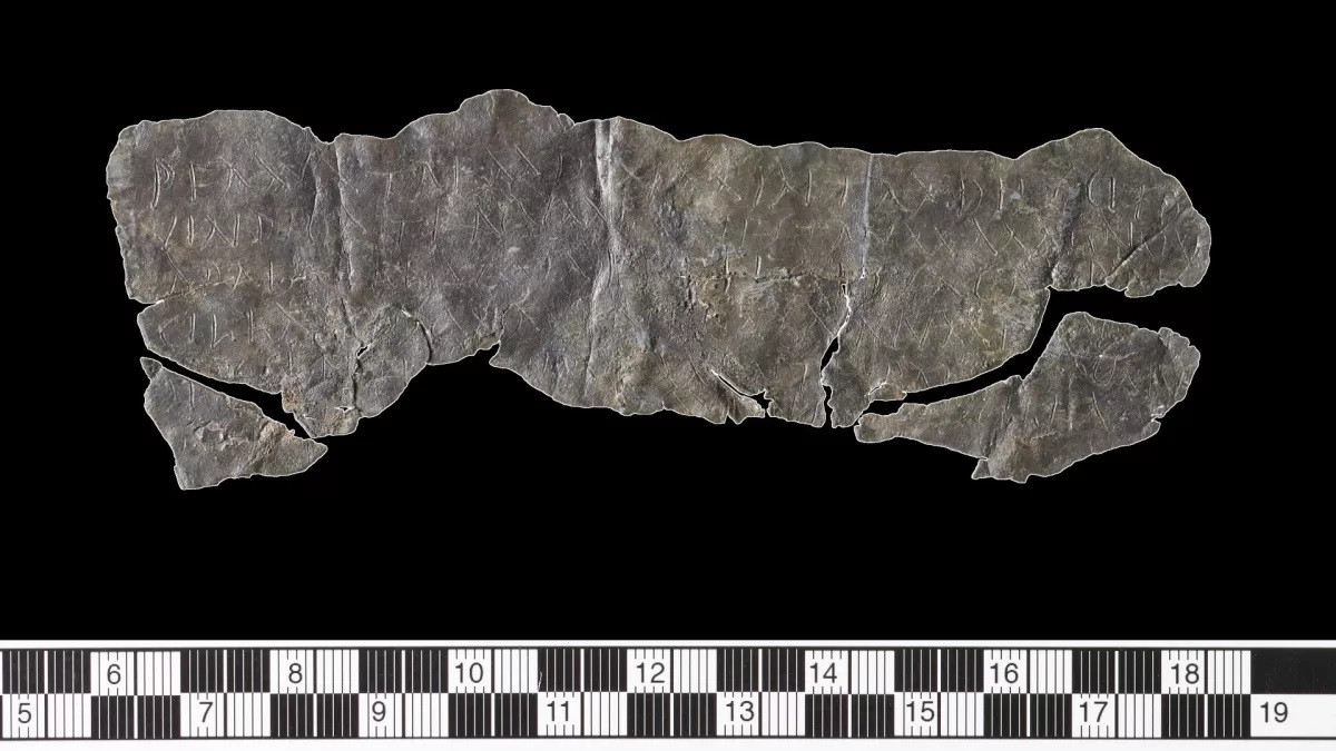 Tấm bảng lời nguyền bằng chì Tấm bảng lời nguyền bằng chì