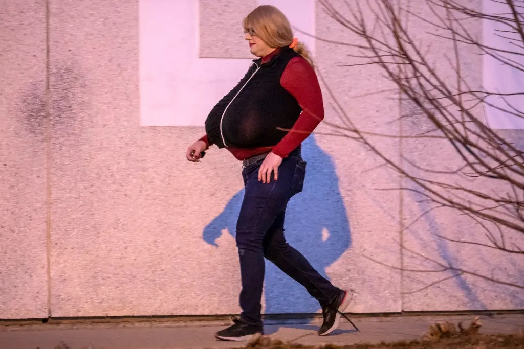 Cô giáo Kayla Lemieux đi lại trong trường học