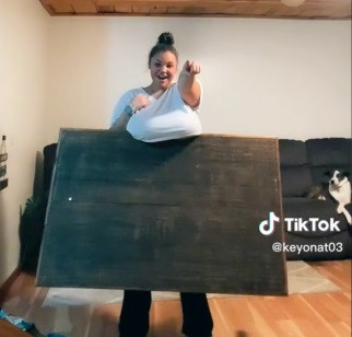 Keyona nâng chiếc bàn bằng... ngực thu hút 54,8 triệu người xem trên TikTok