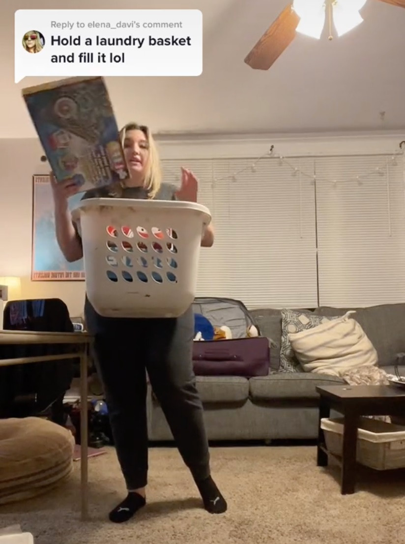 Vanessa bắt đầu tập nâng chiếc giỏ đựng quần áo... bằng ngực. Cô là người khởi xướng thách thức này.