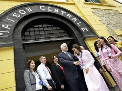 TNS John McCain bắt tay với các nhân viên khu di tích Hỏa Lò. Ông đã từng bị giam tại nơi đây trong khoảng thời gian từ năm 1967 tới năm 1973. Ảnh AP.