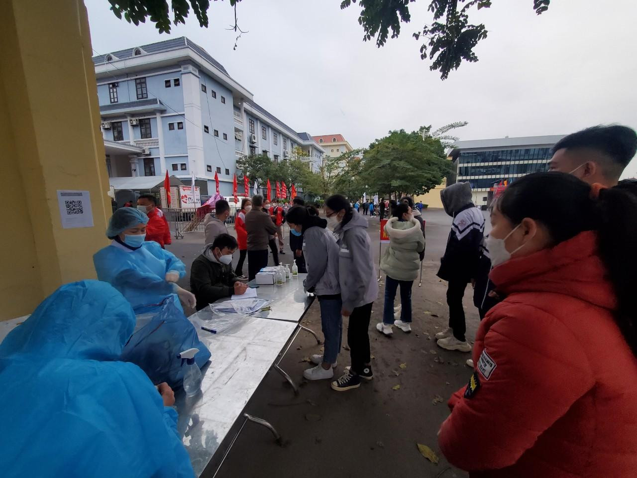 Các tình nguyện viên thực hiện test nhanh COVID-19 trước khi hiến máu Các tình nguyện viên thực hiện test nhanh COVID-19 trước khi hiến máu